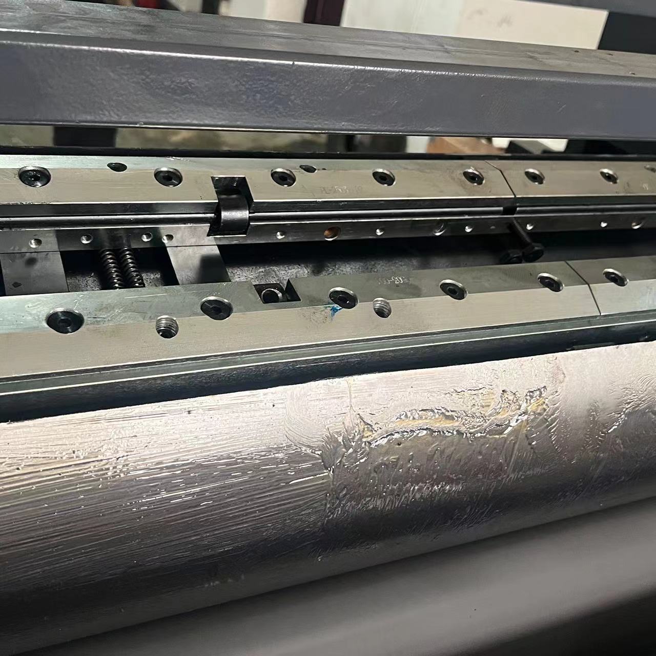 Ceramic anilox roller သည်အစက်အပြောက် UV တွင်ရေနံနှင့်သက်ဆိုင်သည်